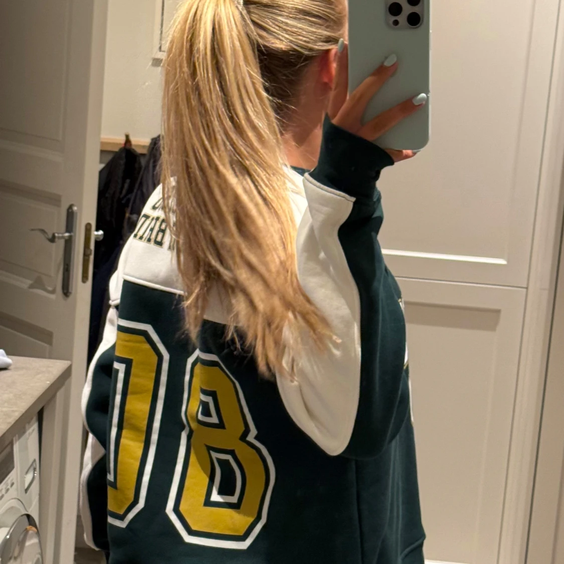 Grön sweatshirt med vita ärmar och tryck - 2