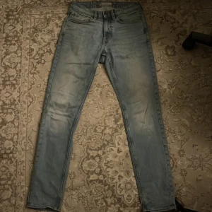 Ljusblå jeans 28/32 - Köpte dessa jeans ett tag sedan och hade på mig dem ett par gånger men sedan bestämde jag mig att jag föredrar en annan typ av jeans.