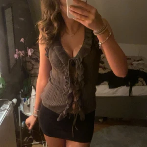 zara topp!! - Säljer denna sjukt snygga toppen från zara som ej säljs längre. ribbad linnetopp med djup v-ringning och volangkant. Toppen har knytning framtill och är ärmlös, perfekt för att skapa en trendig look. pris kan diskuteras 