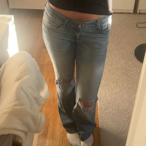 Ljusblå bootcut jeans med hål - Säljer mina fina Nelly jeans som knappt används! 💞