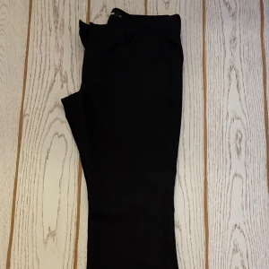 svarta kostymbyxor från bikbok - snygga populära svarta kostymbyxor från bikbok! dom är lågmidjade och passformen är perfekt. på mig som vanligvis har 38/40 i byxor så är dessa lite större och sitter lite loose. men tycker detta är väldigt snyggt, och säljer dessa pågrund av att jag har massa andra kostymbyxor. skriv till mig om du har fler frågor 💞