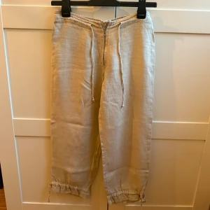 Beigea linnebyxor S - Säljer mina fina beigea linnebyxor från Bonn Jeans i storlek S💗mycket bra skick!!💓💓