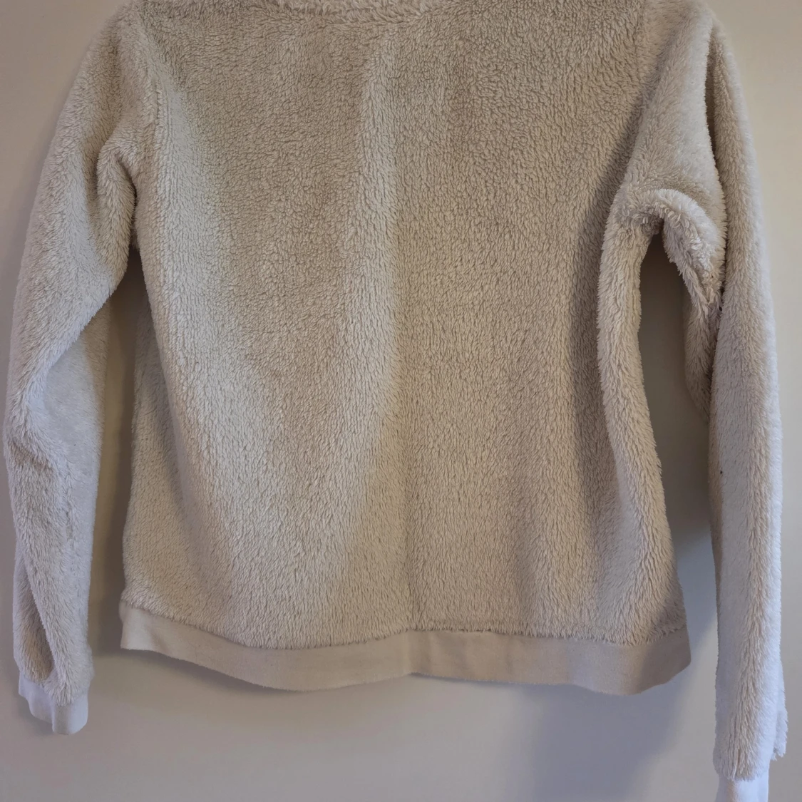 Vit fleece-tröja med pingvin från H&M - 1
