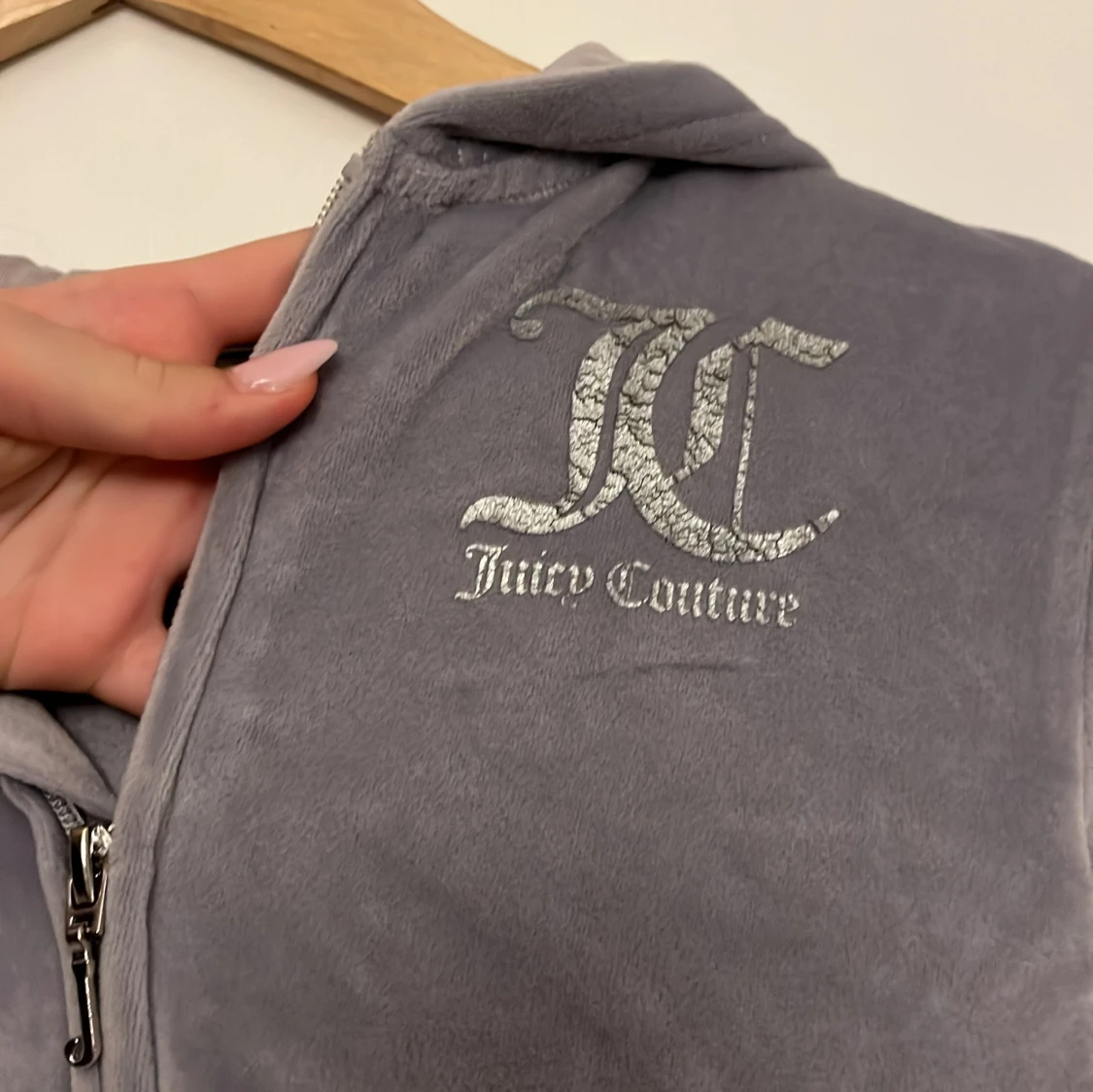Grå velour hoodie från Juicy Couture - 1