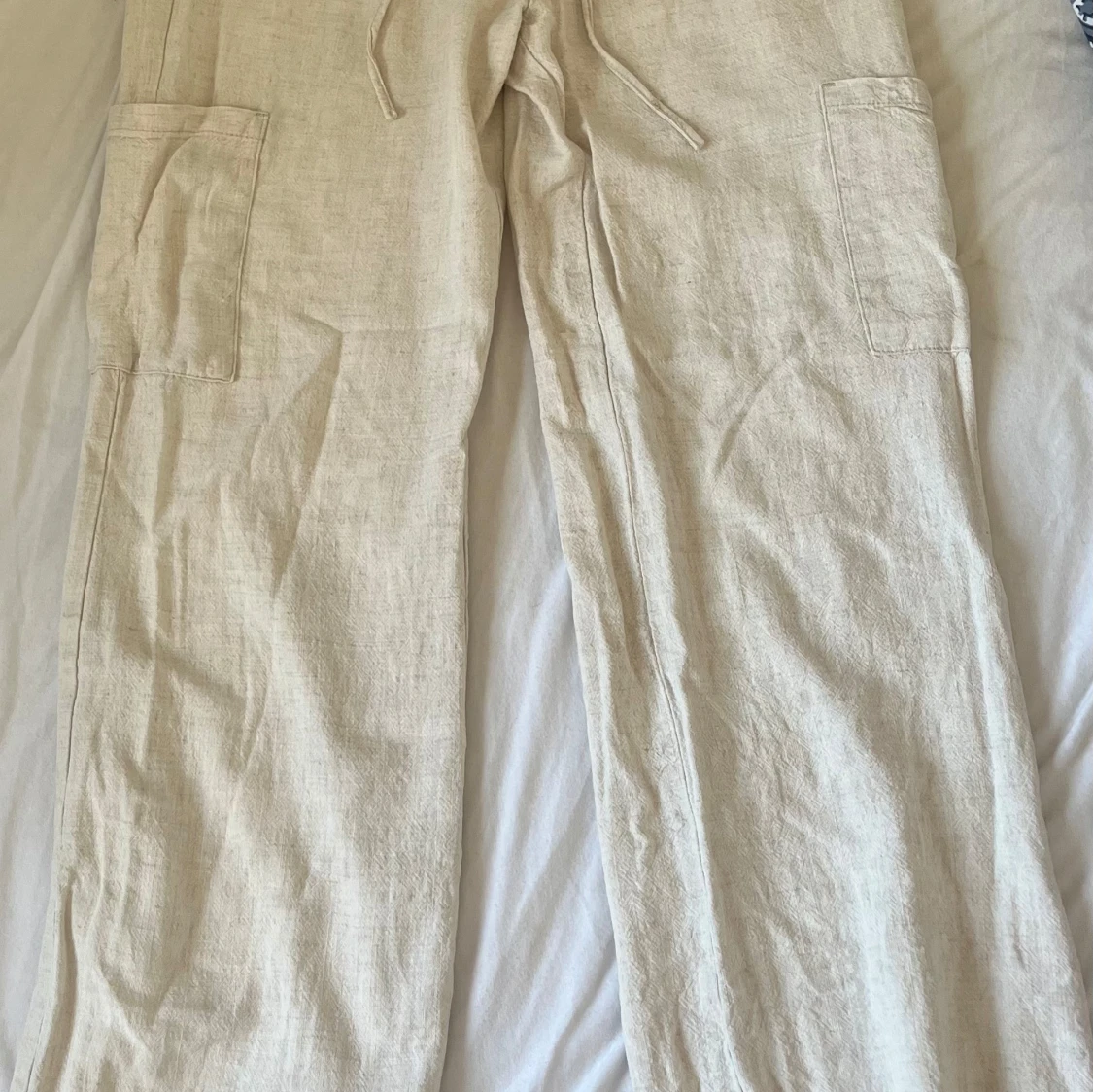 Beiga linne-cargobyxor med snörning - 2