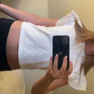 Vit topp - Säljer denna gulliga vita toppen som då är för liten för mej! 🩷 toppen är i barnstorlek 146/152 men passar även xxs!