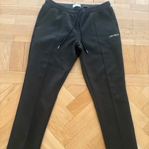 Mörk gröna Les Deux byxor  - Mörk gröna Les Duex byxor i storlek XL. Väldigt bra skick använda ett fåtal gånger 