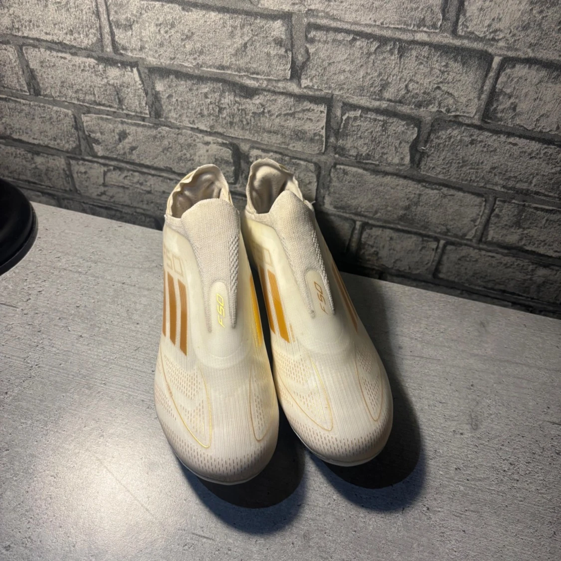 Vita fotbollsskor från Adidas