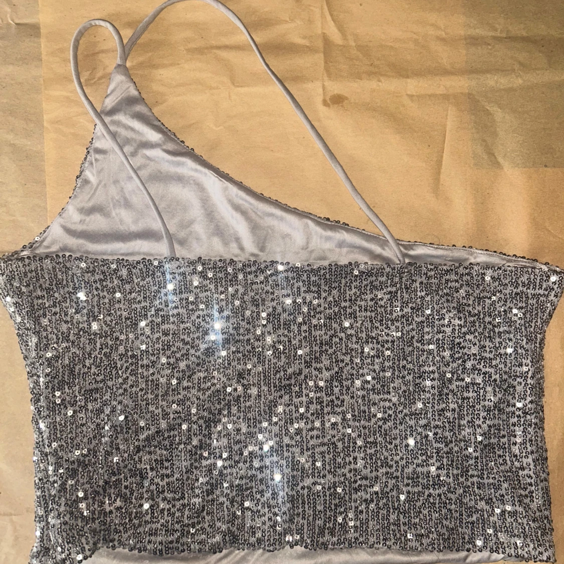 Glittrig silver one shoulder topp - 2