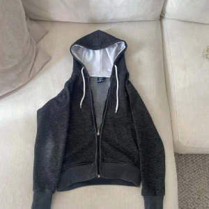 Ralph Lauren Flishoodie - Säljer en RL hoodie då den har blivit för liten, mycket kvar att ge med inga defekter. Passar runt 170-175, Fraktar spårbart eller möter i Solna. 