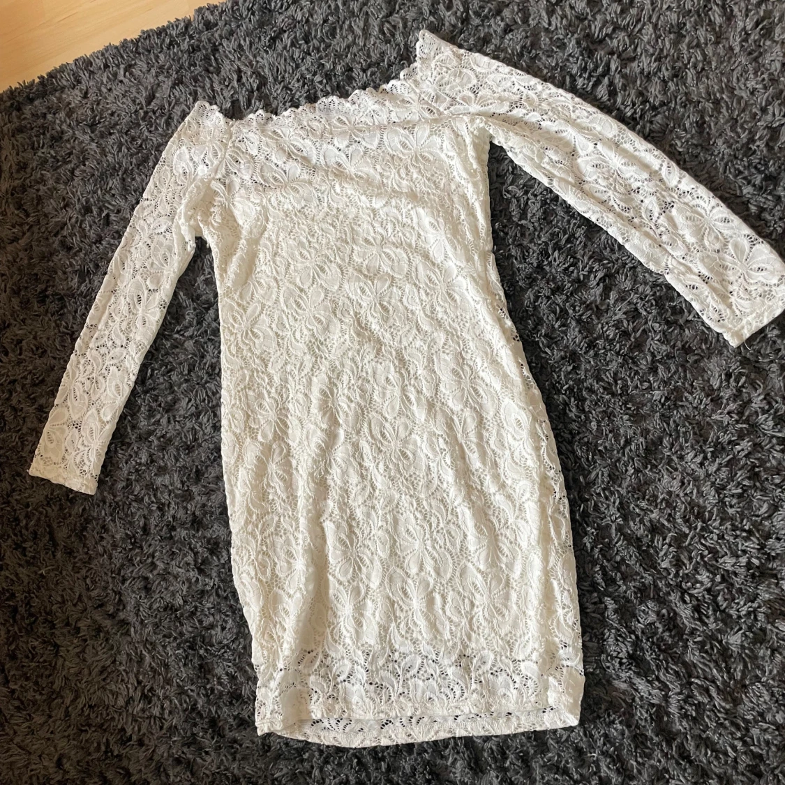 Vit spetsklänning från Acevog