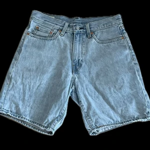 Levis shorts  - Levis Jeans shorts  Storlek : W29  Passform : 468 stay loose  Mått : A = 38cm - B = 46cm  Använding : shortsen är i mycket finnt skick. 