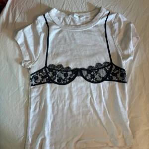 Super cool tshirt - Sååååå snygg tshit med bh mönster på!💞💞 (har några fläckar men som jag tror går bort i tvätten, tvättar innan fraktning såklart!) priset går att diskutera🩷