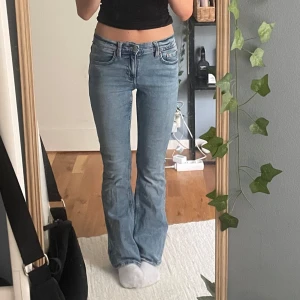 Jeans från Gina Tricot. - Blåa jeans från Gina. Modell - perfect jeans. Mycket bra skick o visar inga tecken på användning. Storlek 32.