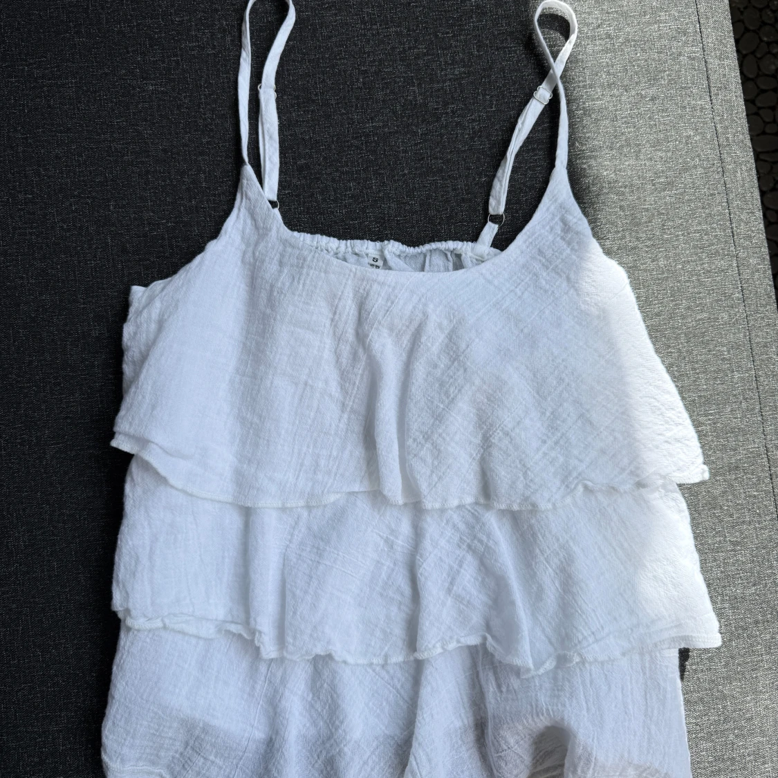 Vit volang linnetopp med smala axelband - 1