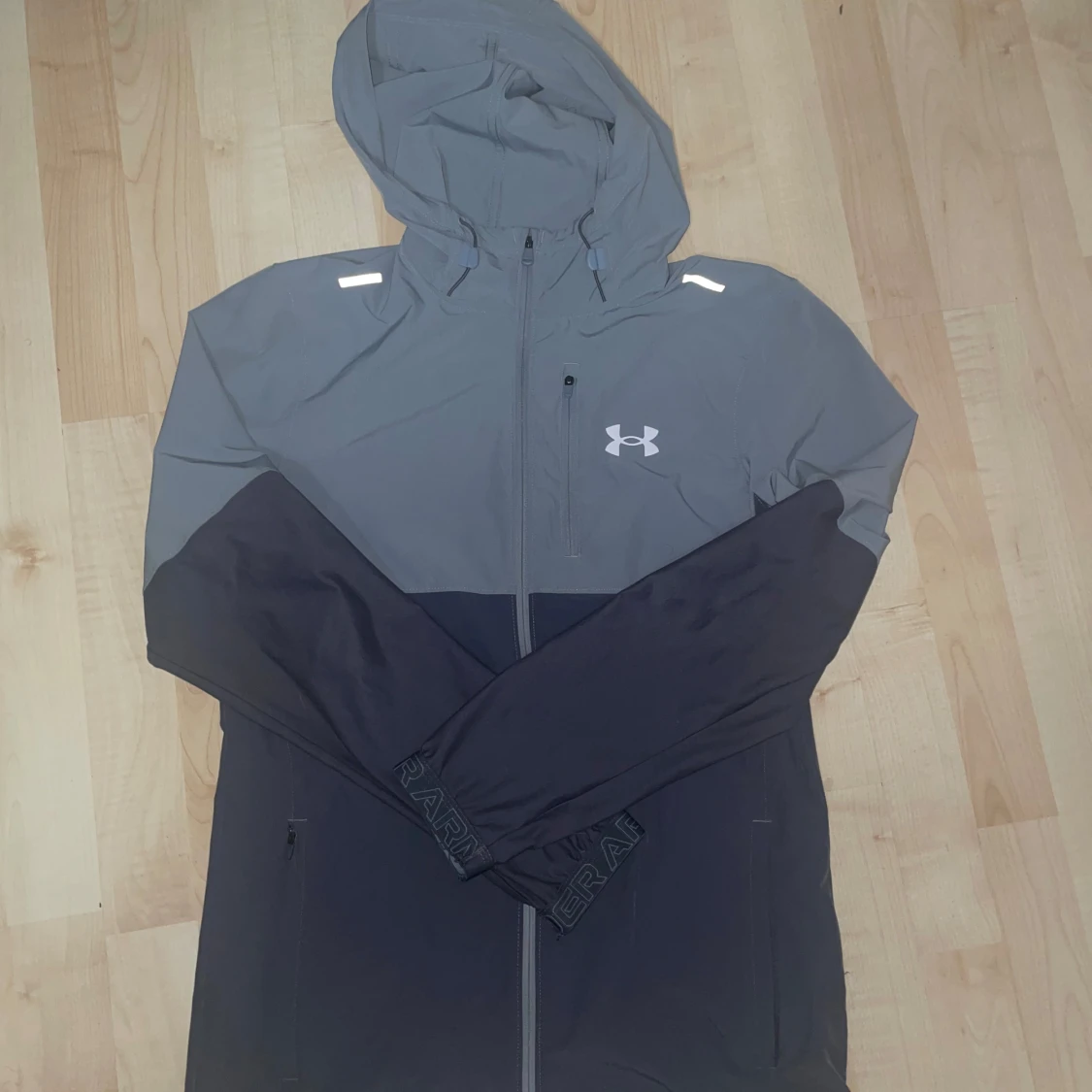 Under Armour grå och svart vindjacka - 1