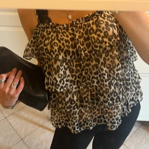 Leopardblus  - En leopadblus från Vero Moda, använd ett fåtal gånger och utan defekter. Axelbanden går att reglera, skriv vid funderingar 💕