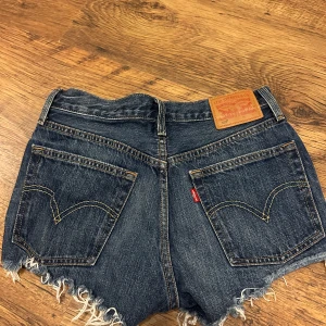 LEVI’S - 🤍levis shorts i bra skick, säljer då de inte kommer till användning och är lite stora på mig 