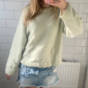 Ljusgrön stickad tröja  - Supermysig stickad tröja i en lite oversize modell! Ljusgrön, knappt använd så fint skick. 💗 Skriv om du undrar något!