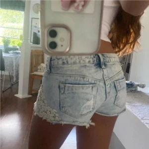Ljusblå lowwaist jeansshorts med broderi - Snygga low waist jeansshorts i strl 34, midja:39cm. Kommer fler unika jeansshorts/kjolar så följ!!