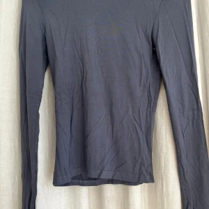 Mörkgrå långärmad tröja Gina Tricot - En enkel och stilren mörkgrå långärmad tröja från Gina Tricot i deras soft touch kollektion 