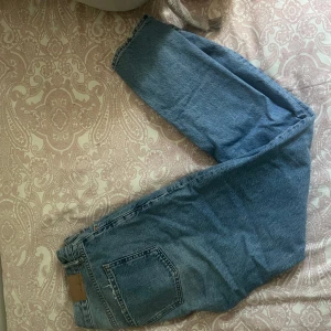 Low straight  - Low straight jeans från Gina, storlek 38. Använda men ändå i bra skick. Frakt tillkommer 
