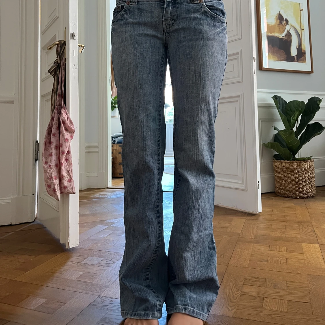 Blå bootcut jeans med fickdetaljer - 1