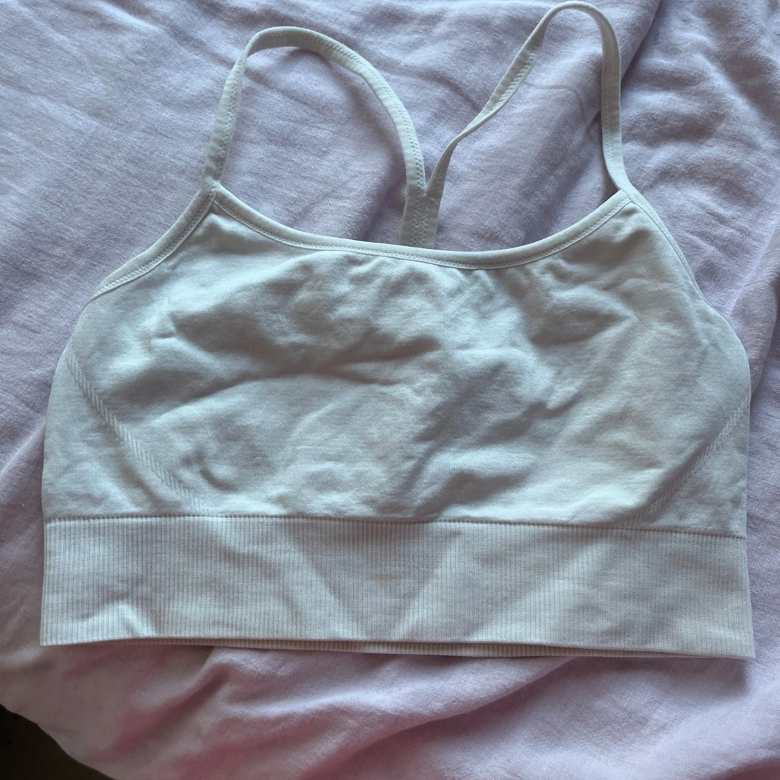 Vit linnetopp med smala axelband