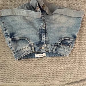 Ljusblå jeansshorts från Reserved - Säljer ett par ljusblå jeansshorts från Reserved i klassisk denim. Shortsen har upprullade benslut, femficksdesign och bälteshällor. Perfekta för sommaren och har en avslappnad passform. Styla med en enkel t-shirt eller hoodie för en chill look. Priset går alltid att dusketera 💕😊