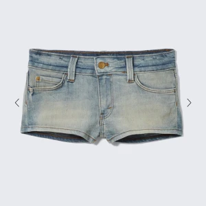 Cheap Monday ljusblå jeansshorts - Snygga ljusblå jeansshorts från Cheap Monday med klassisk femficksdesign, låg midja och slitna detaljer. Säljer då dom är försmå, aldrig använda och prislappen kvar ❤️