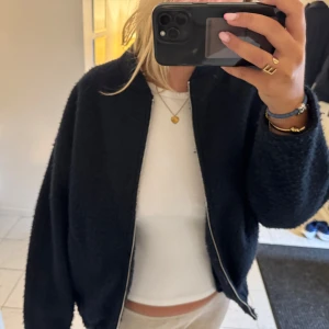 Marinblå bomberjacka från Zara - Säljer populär bomberjacka från Zara i lite fluffigt material❣️
