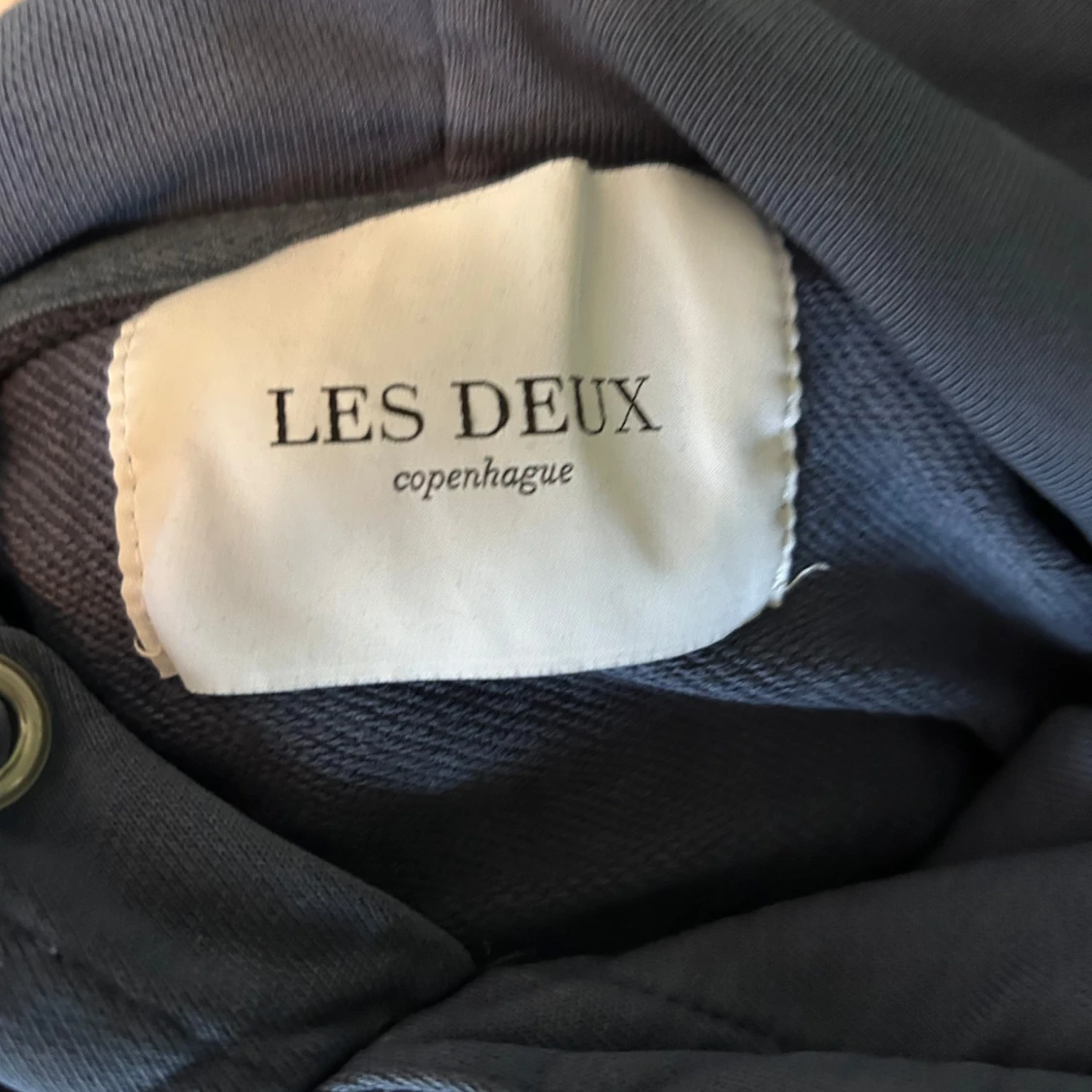 Mörkblå hoodie från Les Deux - 3