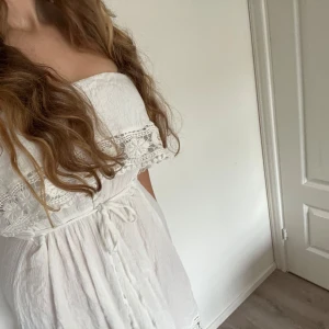 Vit spetsklänning - Säljer en jättefin vit axelbandslös klänning man även kan använda som kjol. Den är ganska kort och lite genomskinlig så perfekt till varma sommarkvällar eller stranddagar. Priser går att förhandla om och skriv gärna om ni har några funderingar eller vill ha bilder och mått  💕💕💕