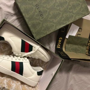 Gucci ace skor  - Helt sprillans nya vita Guccci acee skor. Aldrig använda fick dom samma dag som annonsen lades upp. Priset är ej hugget i sten vid snabb affär kan vi komma på något bra 
