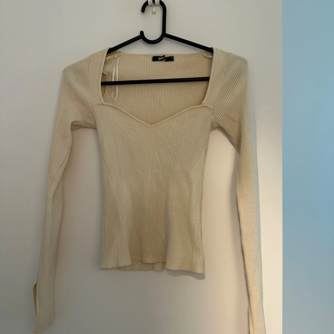 Ribbad ljusbeige topp från gina tricot - 2