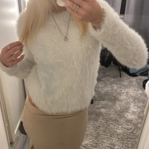 Vit fluffig långärmad tröja - Supermysig vit fluffig tröja med lång ärm och rund hals. Tröjan är i 158/164 men passar Xs!