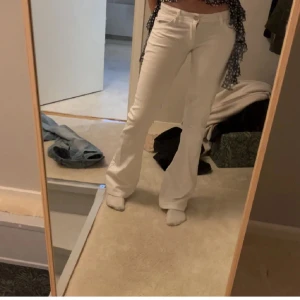 Vita bootcut jeans - Säljer ett par snygga vita jeans med bootcut-modell. Byxorna har klassisk femficksdesign, dragkedja och knapp framtill. Perfekta för dig som vill ha en fräsch och trendig look.