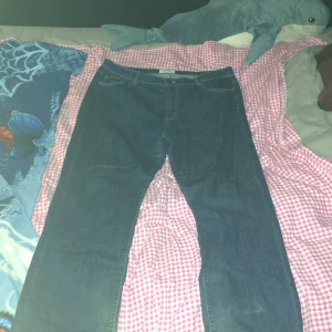 Mörkblå jeans W40 L32 - Säljer ett par klassiska mörkblå jeans med raka ben då de inte passar mig mer. Jeansen har fem fickor och enkel design utan slitningar || kontakta för mer bilder || kontakta innan du köper 