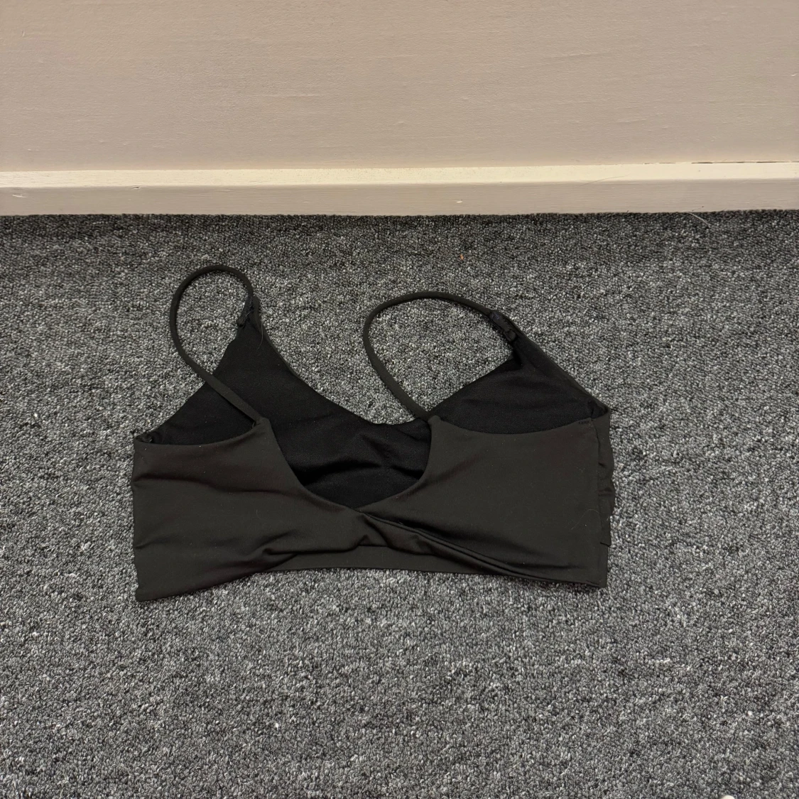 Svart ärmlös sportbh med smala band - 1