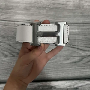 Vitt bälte  - Fint vitt läder bälte. Pris kan diskuteras vid snabb affär. Skickar samma dag du köper. Kan mötas om du bor i närheten av Borlänge. Sprillans nytt och inte ens testat.