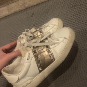 Valentino Garavani Rockstud sneakers vit - Säljer mina äkta valentino skor i storlek 36 passar även någon med 36,5. Har andvänd dom mycket men dom har fotfarande relativt bra skick. Skriv för fler bilder, kan gå ner i pris vid snabb affär