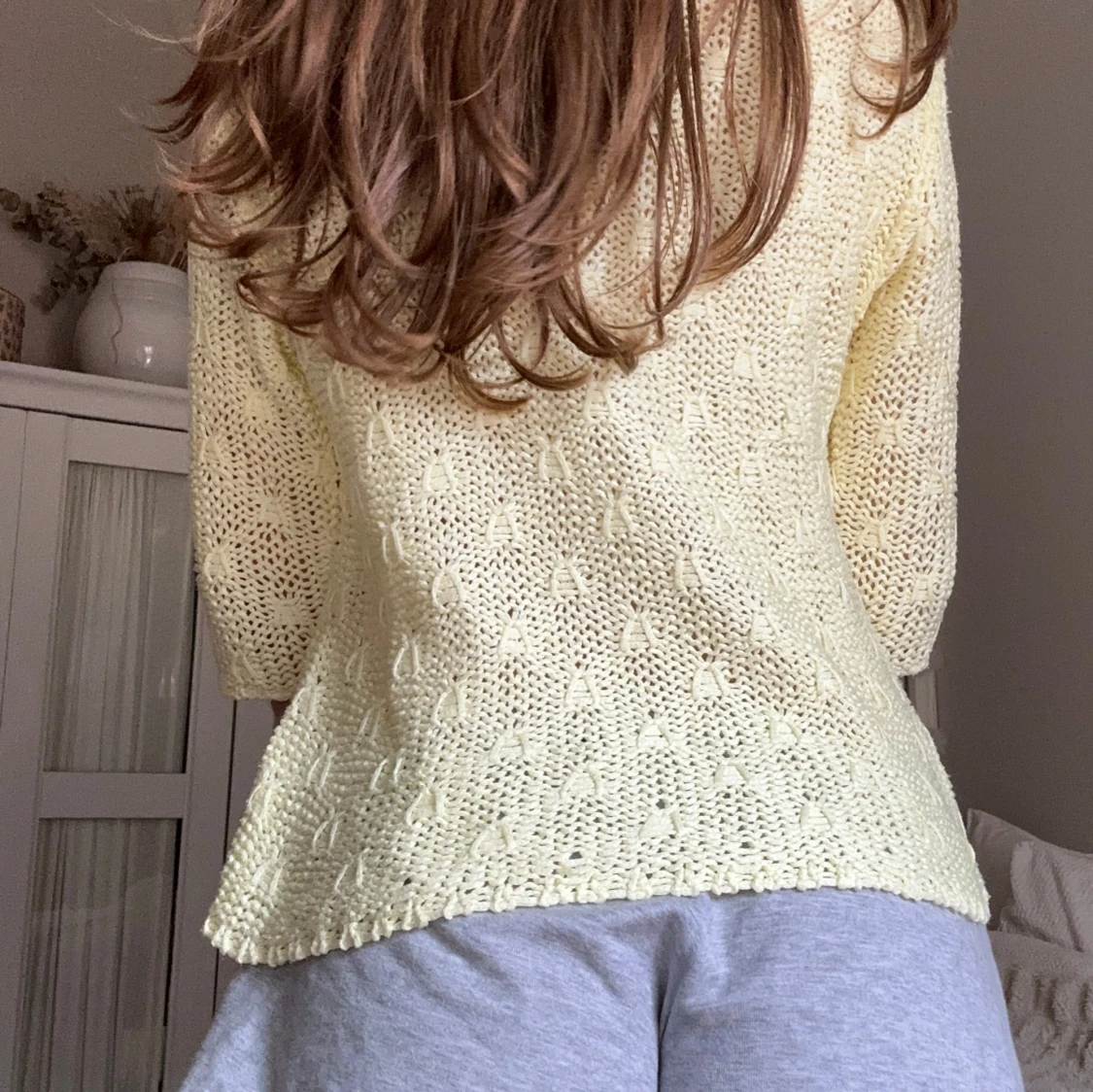 Ljusgul stickad tröja med struktur - 3