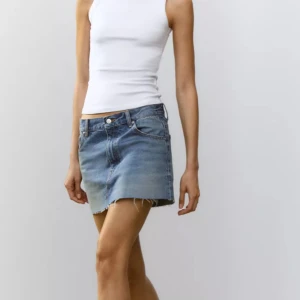 Jeanskjol zara - Så fin lågmidjad jeanskjol från Zara i super skick💕Slutsåld på hemsidan