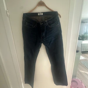 Mörkblå jeans från Acne Studios 36/34 - Snygga mörkblå jeans från Acne Studios i klassisk rak modell. På jeansen står det att den är 36, men är egentligen mindre typ 34 i midjan, satte ett måttband rund byxorna och det var 97cm runt. Pris går också att diskuteras