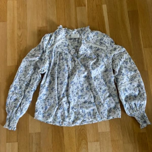 Neo Noir blommig blus - Så fin blus, använd fåtal gånger men verkligen en sommarfavorit. Pris kan diskuteras, enklast vid snabb affär.