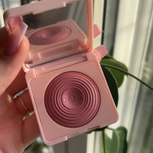 Blush från CAIA - Säljer en superfin blush från CAIA i en snygg rosa nyans. Jättefin ljusrosa förpackning med inbyggd spegel, perfekt för touch-ups under dagen. Produkten är oanvänd och har ett nypris på 265kr.❤️köparen står för frakt!