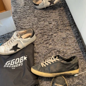 Golden goose skor - Ett par feta men väldigt slitna golden goose i storlek 42 | uppskrapade yttersulor och sliten innersula | pris kan diskuteras