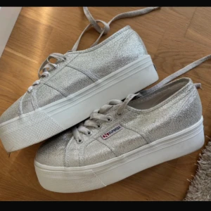 Sneakers  - Silvriga sneakers från Superga i storlek 38. Använda ca 2 gånger så i princip nya! Skickar i orginallådan 🩷