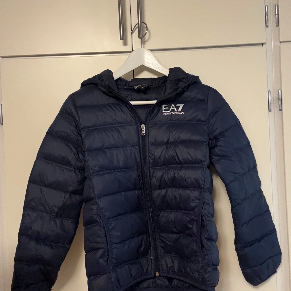 Mörkblå pufferjacka från EA7 Armani