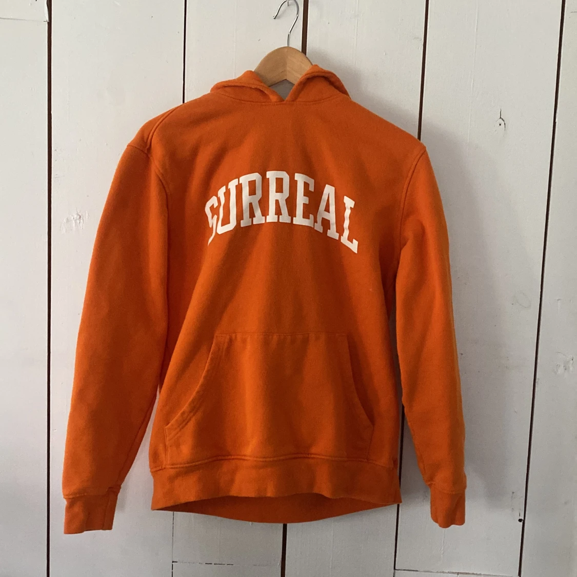 Orange hoodie från WINWIN med tryck